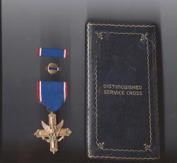 WWII Army Distinguished Service Cross Award medal in case box with ribbon bar and lapel pin DSC