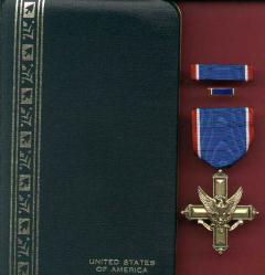 US Army Distinguished Service Cross in Case with ribbon bar and lapel pin