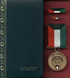 Kuwait Liberation medal complete cased set with ribbon bar and lapel pin in case