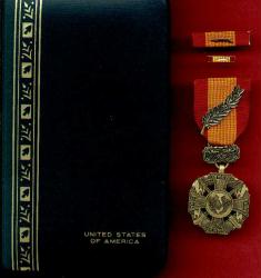 Vietnam Viet Nam Cross of Gallantry medal with palm device in Case with ribbon bar and lapel pin