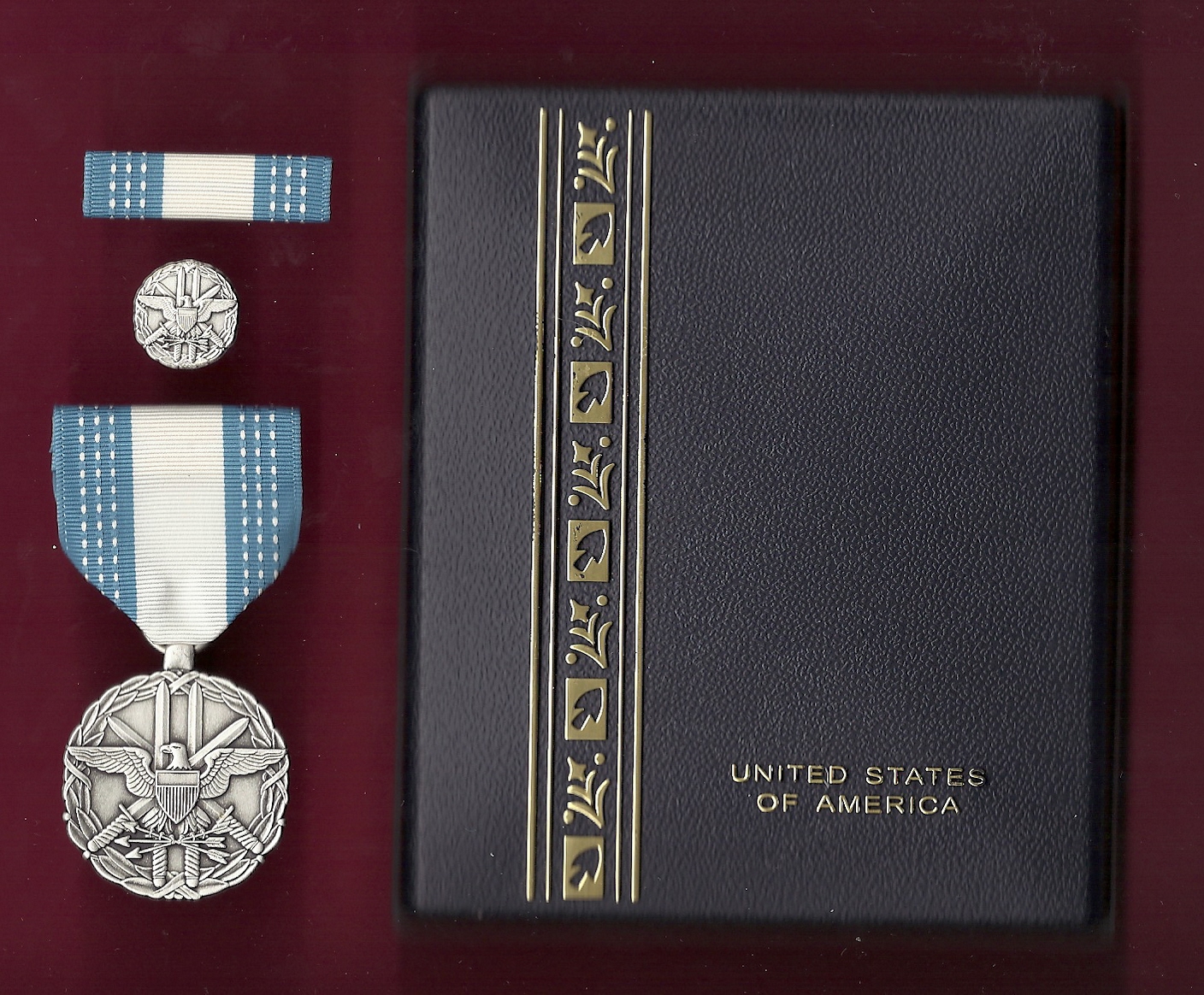 ピンバッジ Civilian Award medal for Humanitarian Service cased set with lapel pi 